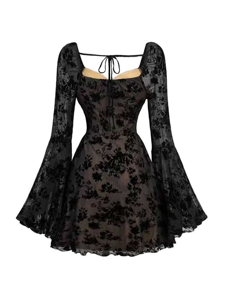 Robe noire en dentelle florale manches évasées des années 1950
