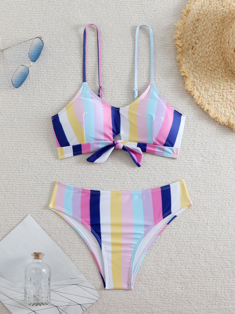 Ensemble bikini à bretelles rayures verticales contrastées nœud années 1940