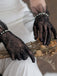 Gants en mousseline de soie et dentelle cousus avec perles