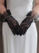 Gants en mousseline de soie et dentelle cousus avec perles