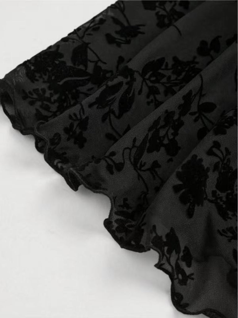 Robe vin rouge en dentelle florale manches évasées années 1950