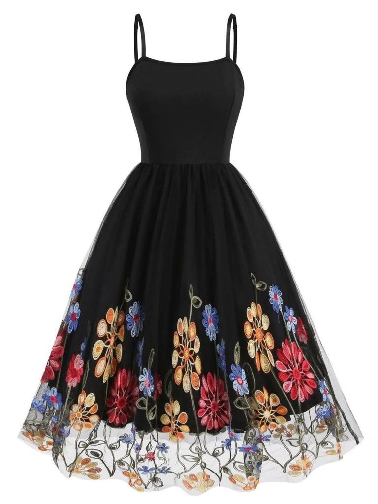 Robe noire en maille brodée de fleurs des années 1950
