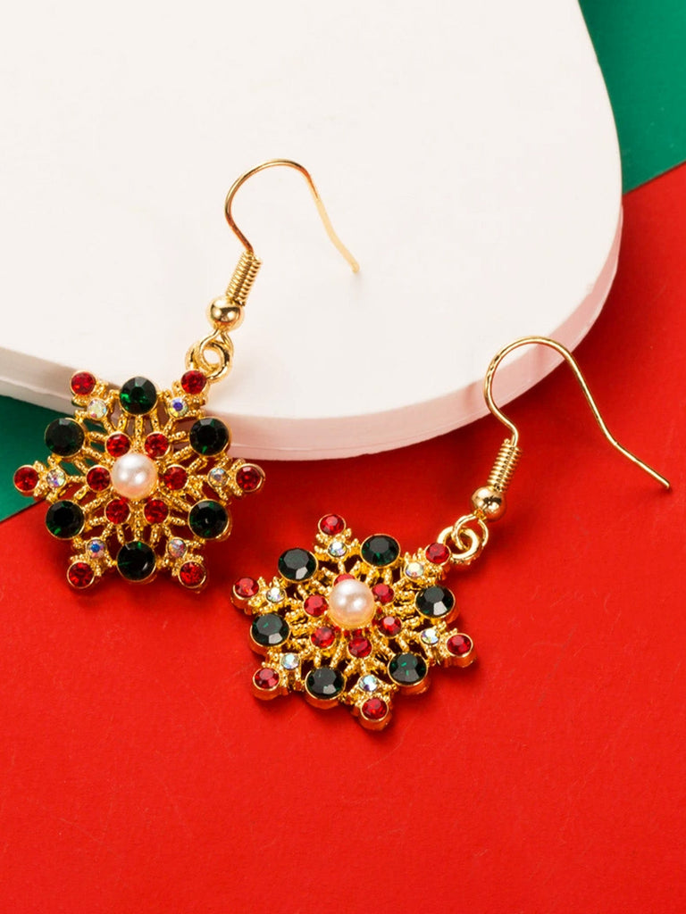 Boucles d'oreilles en strass et chapeau de Noël et un flocon de neige