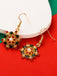 Boucles d'oreilles en strass et chapeau de Noël et un flocon de neige