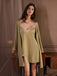 Chemise de nuit et peignoir fendus en dentelle verte des années 1960