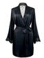 Peignoir de nuit noire en satin et dentelle pois années 1930