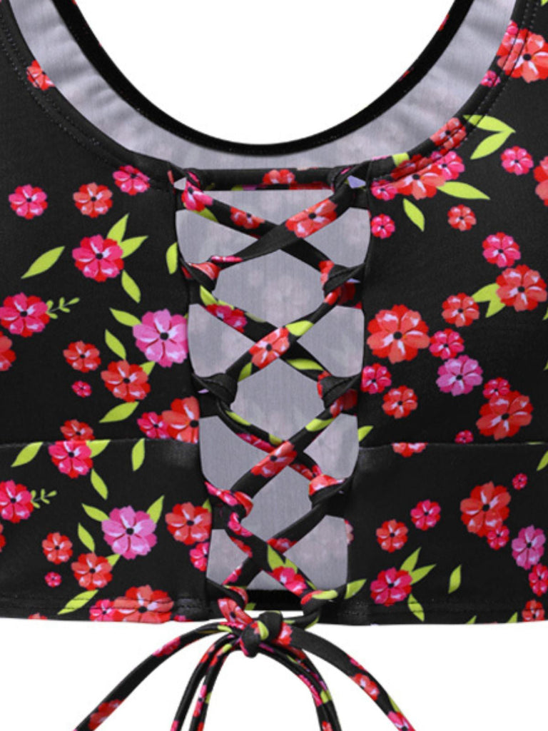 Ensemble tankini noir à lacets et petites fleurs des années 1940