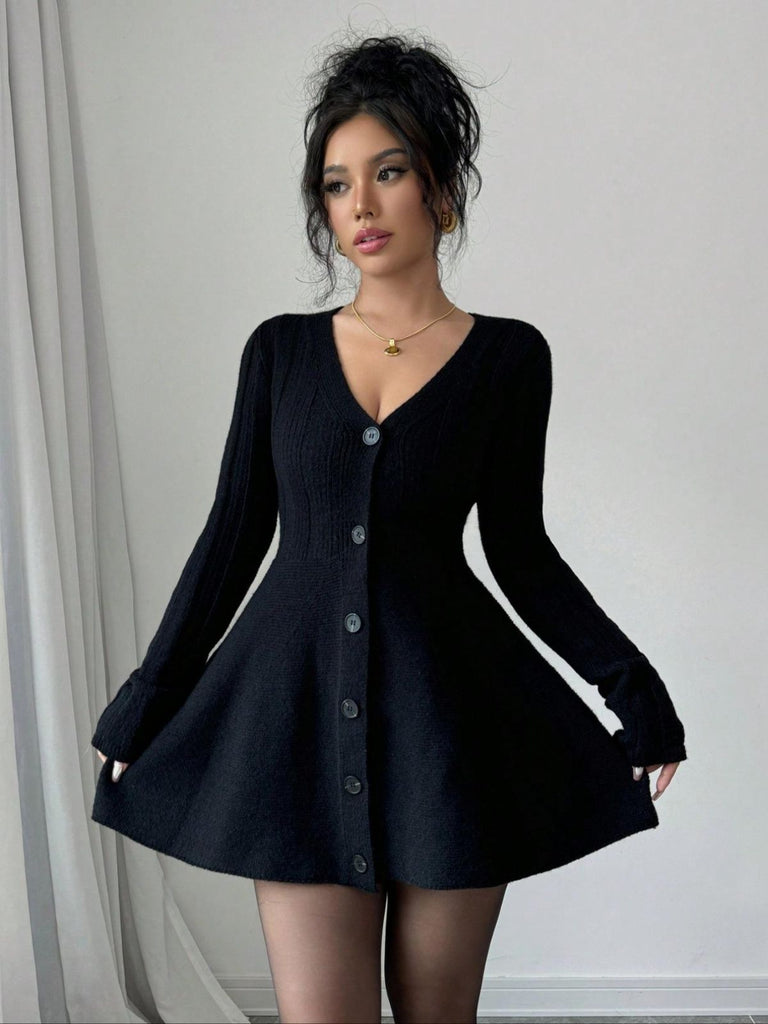Robe pull boutonnée col en V noire des années 1980