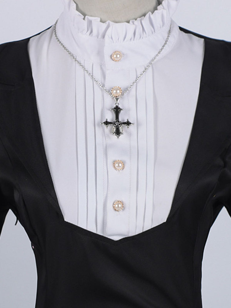 Robe noire style nonne avec collier croisé des années 1940