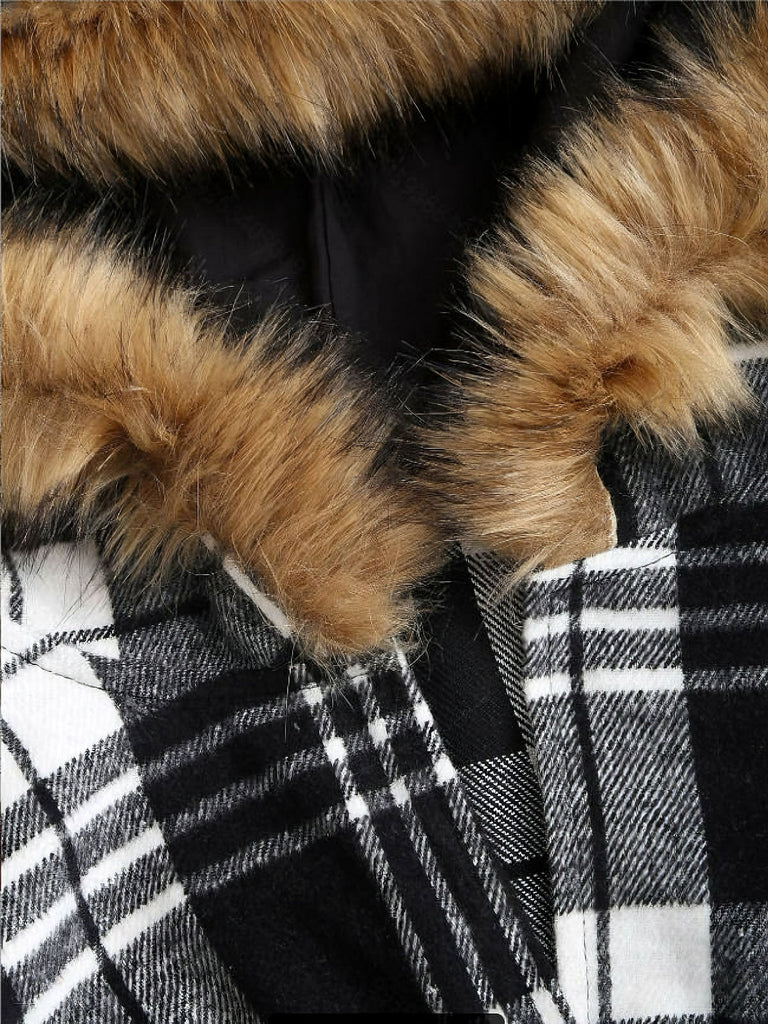 Manteau à capuche à carreaux et bordure en fausse fourrure années 1940