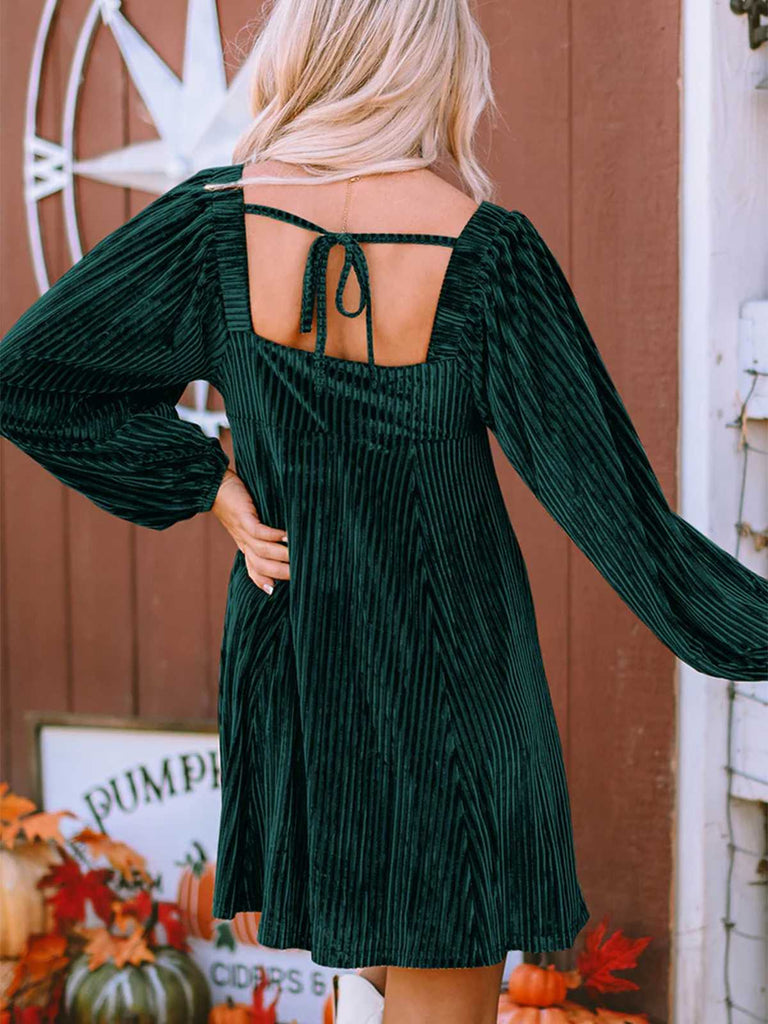 Robe babydoll en velours à col carré et manches bouffantes années 1960