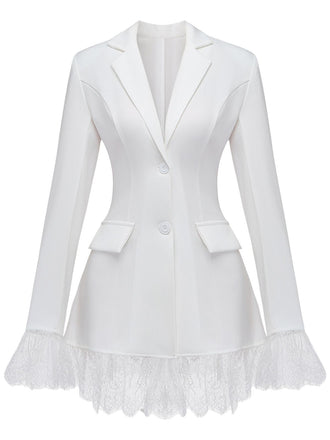Une robe blazer blanche impeccable, cintrée, avec un col cranté et une délicate bordure en dentelle aux poignets et à l'ourlet.