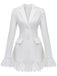 Une robe blazer blanche impeccable, cintrée, avec un col cranté et une délicate bordure en dentelle aux poignets et à l'ourlet.