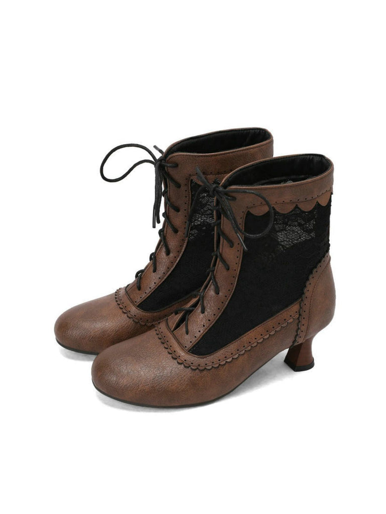 Paire de bottines marron à lacets avec des rubans noirs sur fond blanc
