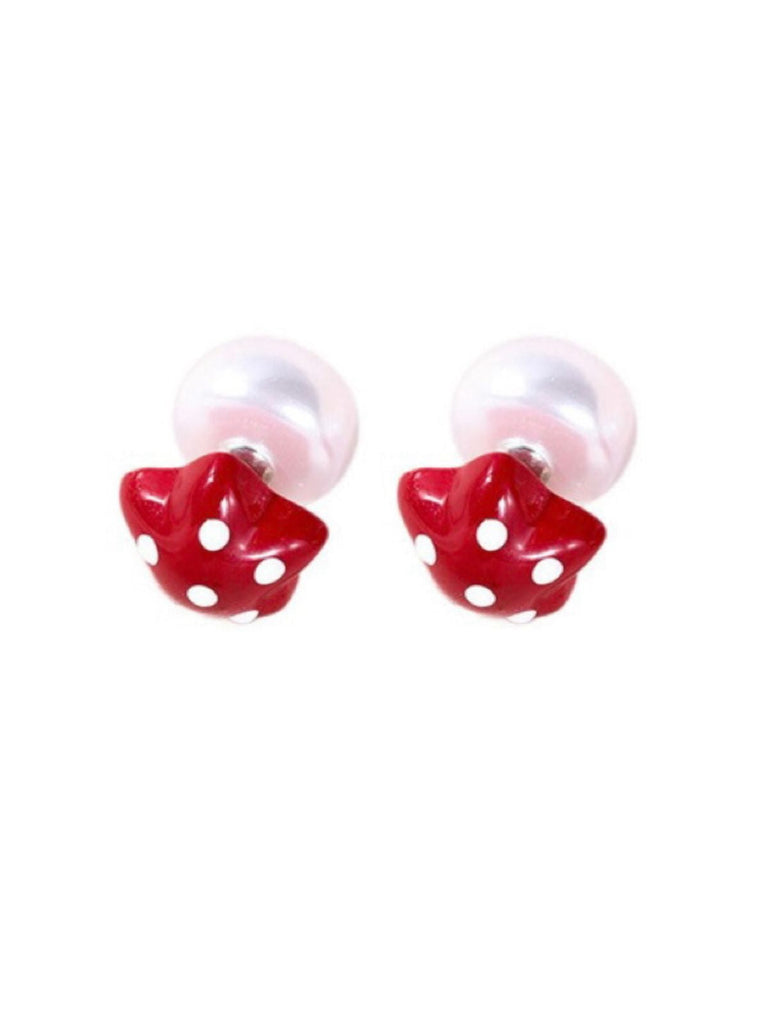 Paire de boucles d'oreilles rouges en forme d'étoile à pois blancs sur fond blanc