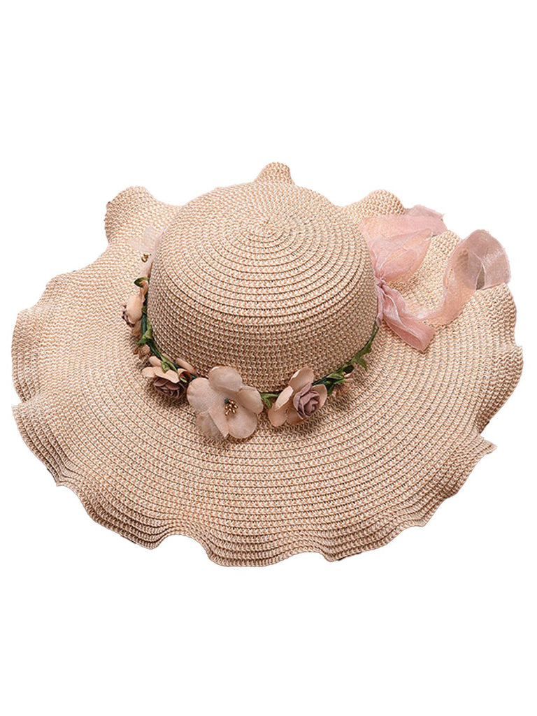 Chapeau de paille beige à motifs floraux sur fond blanc