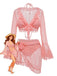 Un ensemble de maillot de bain rose 3 pièces comprenant un haut de bikini triangle, un bas taille haute et un paréo assorti en dentelle à manches cloche.