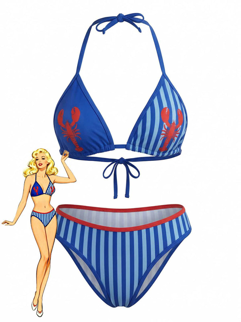 Un ensemble bikini deux pièces à rayures verticales bleues et bleu clair orné de motifs de homards rouges, comprenant un haut triangle dos nu et un bas assorti.