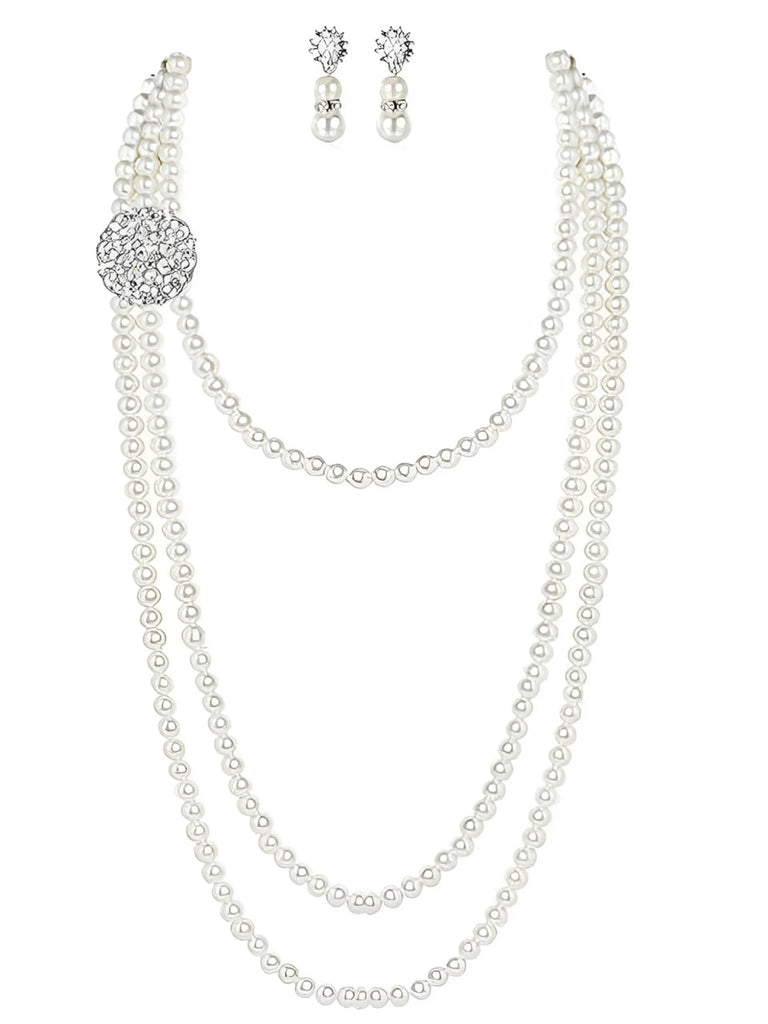 Un ensemble de bijoux d'inspiration vintage comprenant un collier à plusieurs rangs de fausses perles orné d'une broche en cristal et des boucles d'oreilles pendantes assorties en perles.