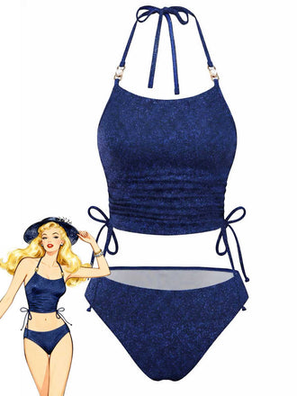 Un maillot de bain deux pièces bleu marine scintillant, composé d'un haut tankini à bretelles froncées et d'un bas de bikini taille haute.