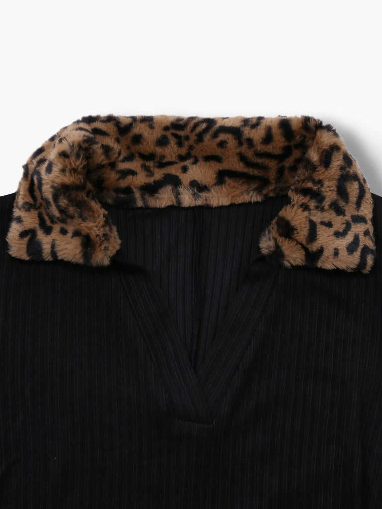 Robe en maille côtelée noire bordure en fausse fourrure léopard style années 1940