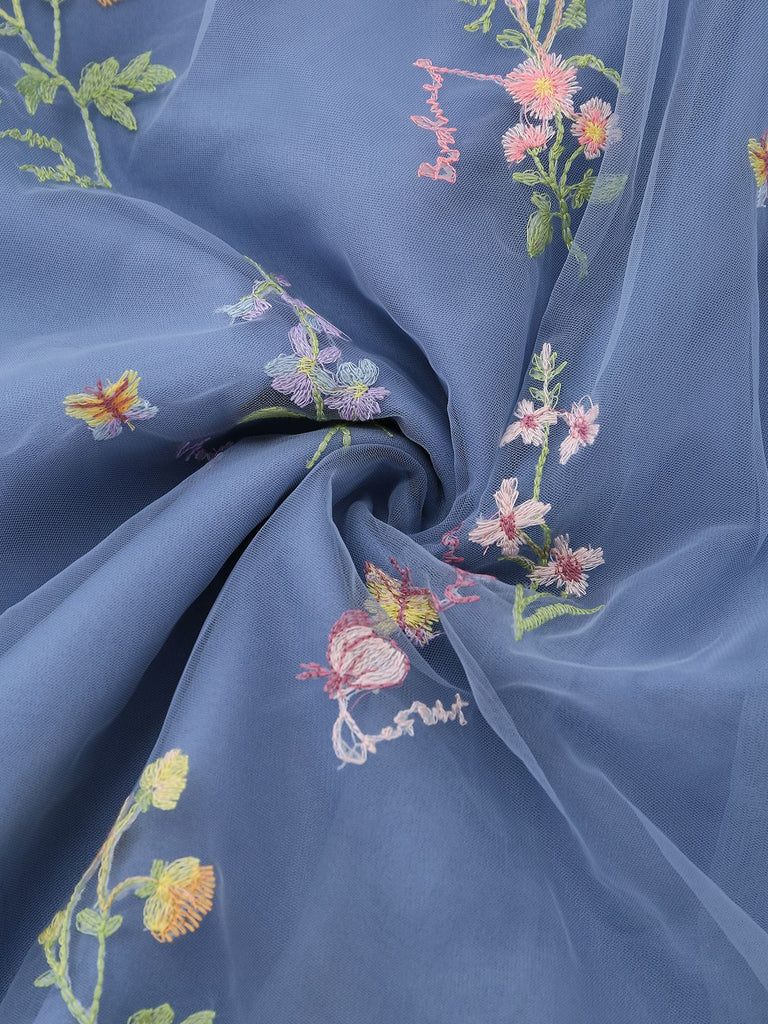 Robe longue à manches longues en maille brodée de fleurs bleues années 1930