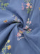 Robe longue à manches longues en maille brodée de fleurs bleues années 1930