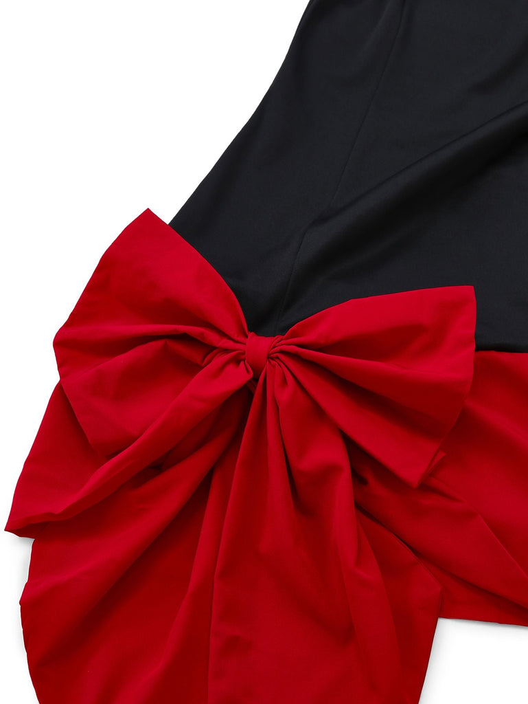 Robe noire à col carré et nœud papillon rouge années 60