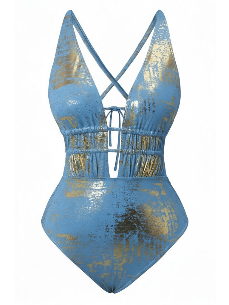 Maillot de bain bleu avec des accents dorés sur fond blanc