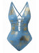 Maillot de bain bleu avec des accents dorés sur fond blanc