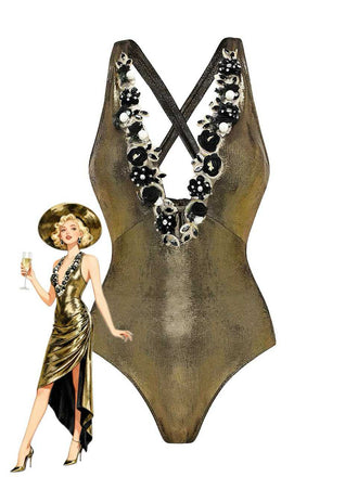 Un maillot de bain une pièce doré métallisé, doté d'un décolleté en V profond orné d'appliqués floraux noirs et blancs, présenté avec une illustration de mode de style rétro.
