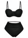 Ensemble bikini noir avec haut sans bretelles et bas taille haute sur fond blanc