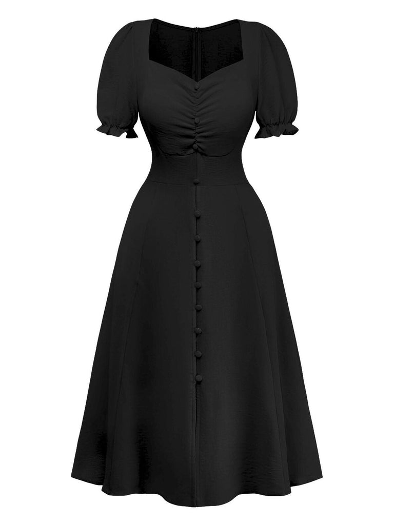 Robe noire à manches bouffantes sur fond blanc