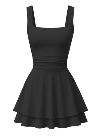 Une mini-robe noire classique sans manches, dotée d'un décolleté carré, d'une taille cintrée et d'une jupe à volants ludique.