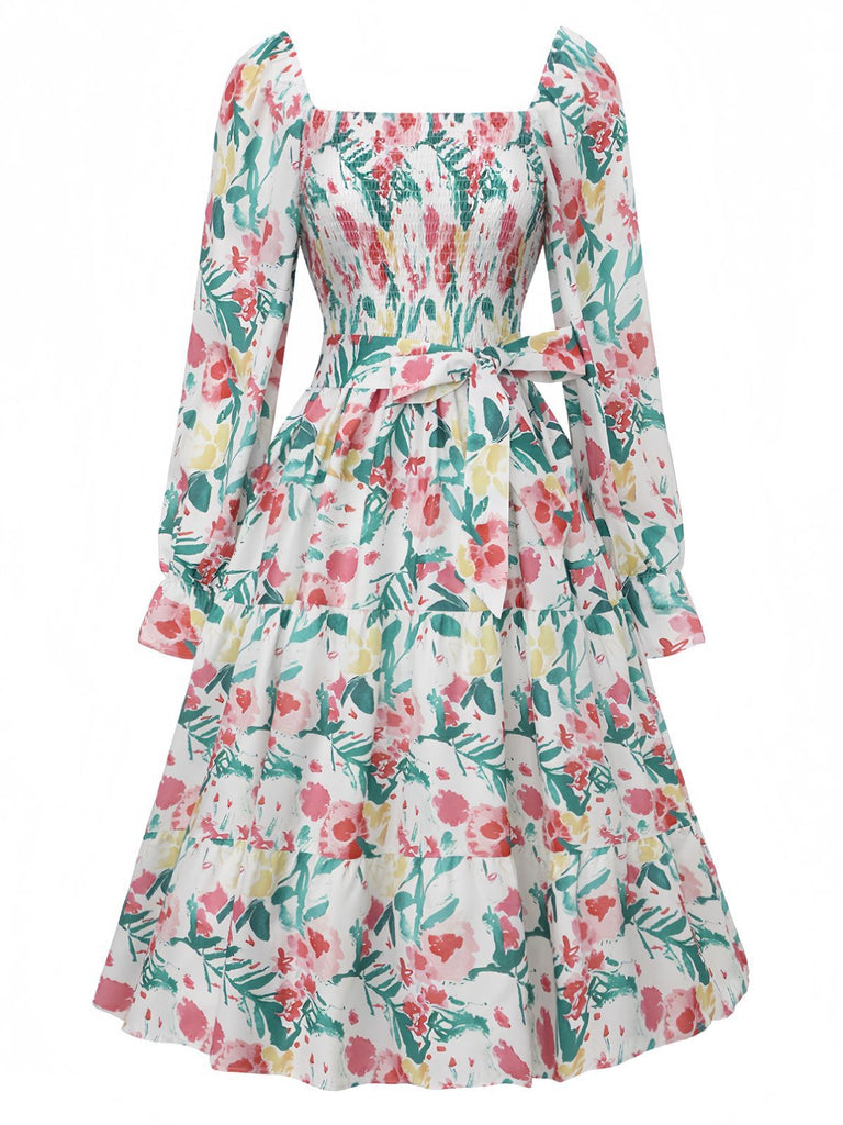 Robe fleurie à manches longues sur fond blanc