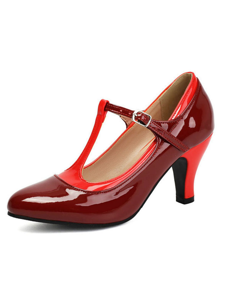 Chaussure rouge à talon haut avec une bride en T sur fond blanc