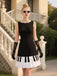 Robe noire patchwork col bateau et touches de piano des années 1960