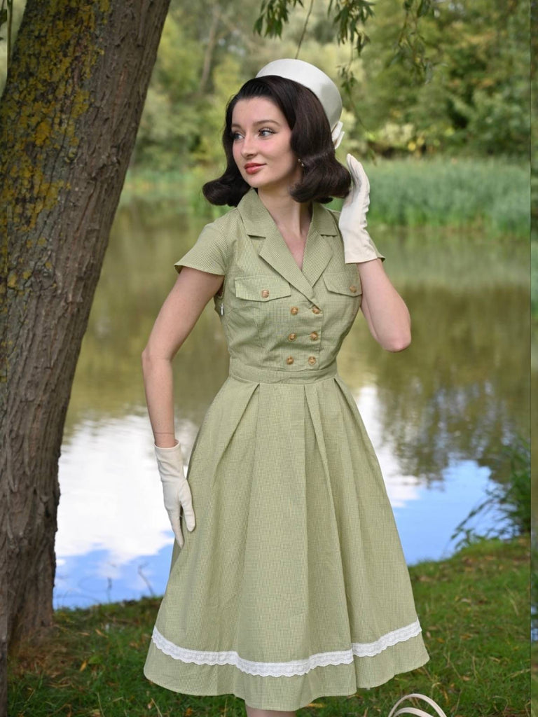 Robe en coton à carreaux vichy et dentelle verte des années 1940