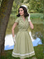 Robe en coton à carreaux vichy et dentelle verte des années 1940