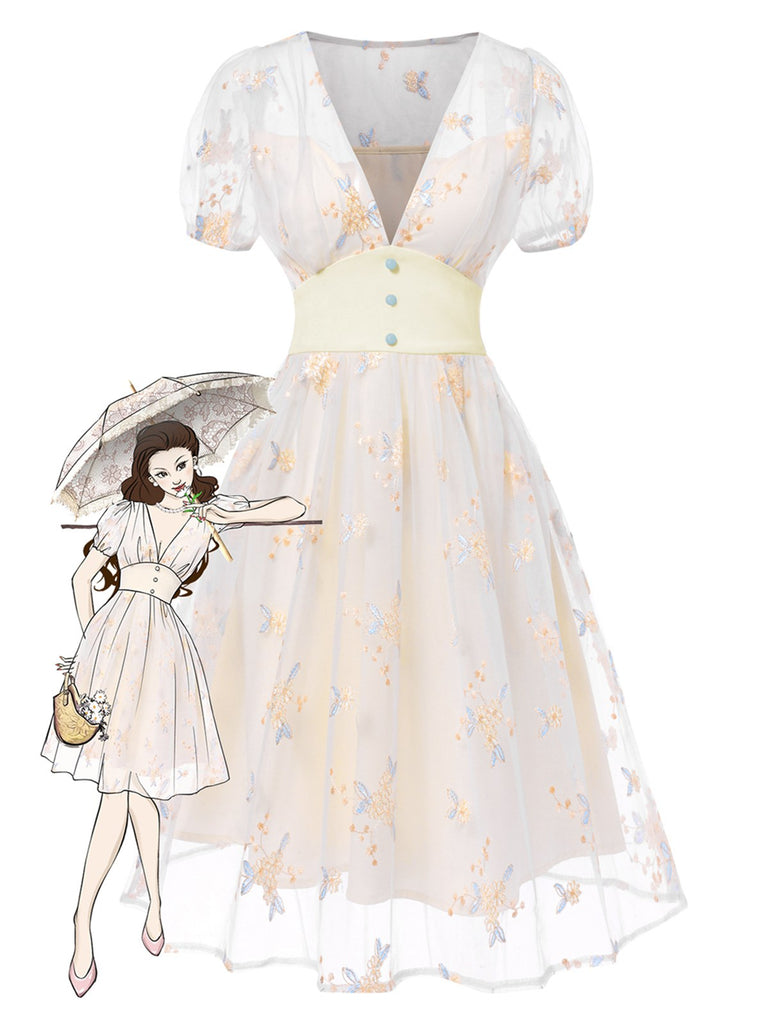 Robe blanche à fleurs brodées col V profond années 1950