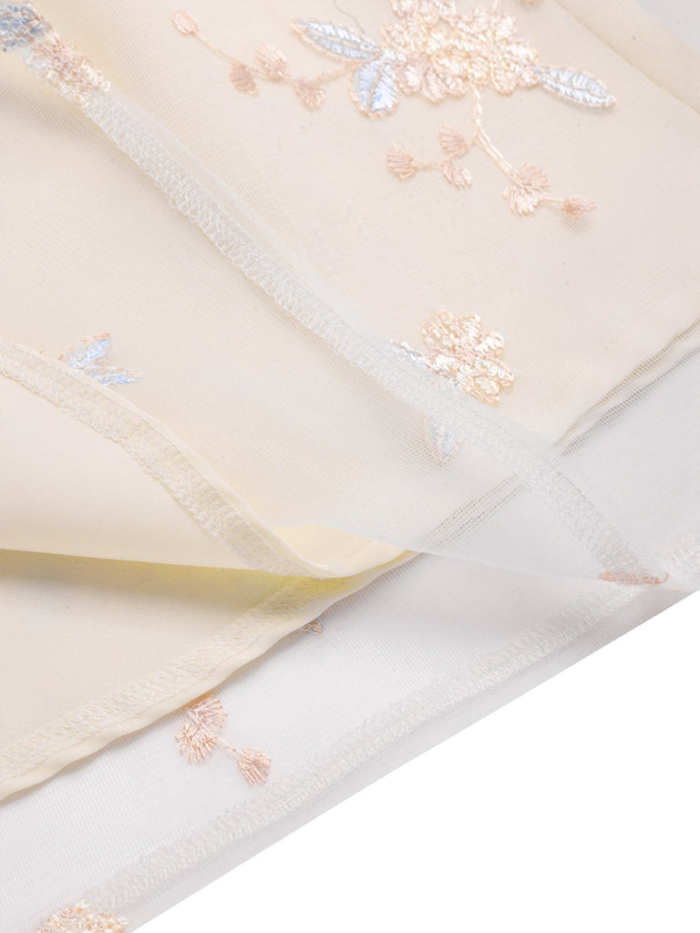 Robe blanche à fleurs brodées col V profond années 1950