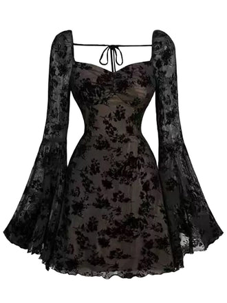 Robe noire en dentelle florale manches évasées des années 1950