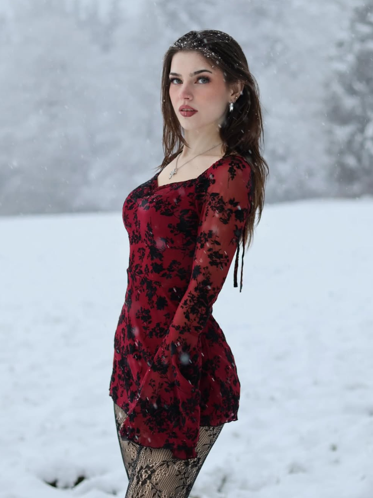 Robe noire en dentelle florale manches évasées des années 1950