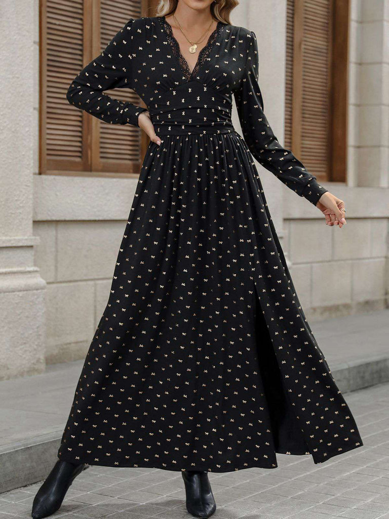 Robe fendue en dentelle noire col en V et nœud en feuille d'or des années 1930