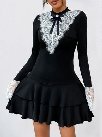 Robe noire et blanche en dentelle avec nœud années 1950