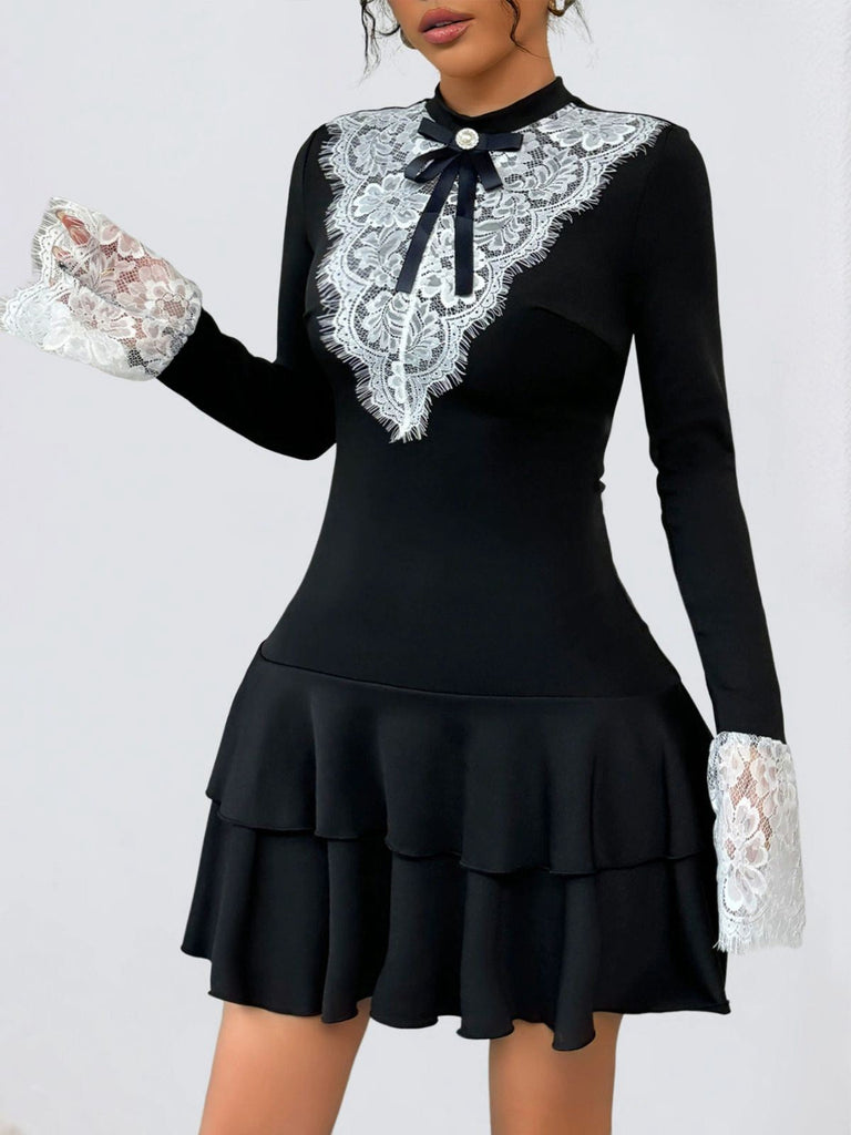 Robe noire et blanche en dentelle avec nœud années 1950