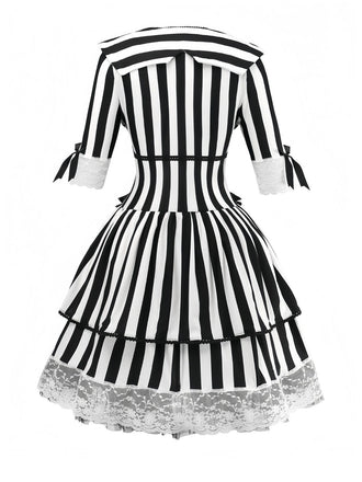 Robe noire et blanche à rayures en dentelle patchwork années 1970