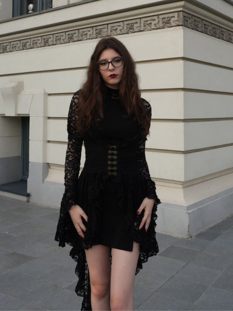 Robe victorienne blanche en dentelle à manches gigot années 1980