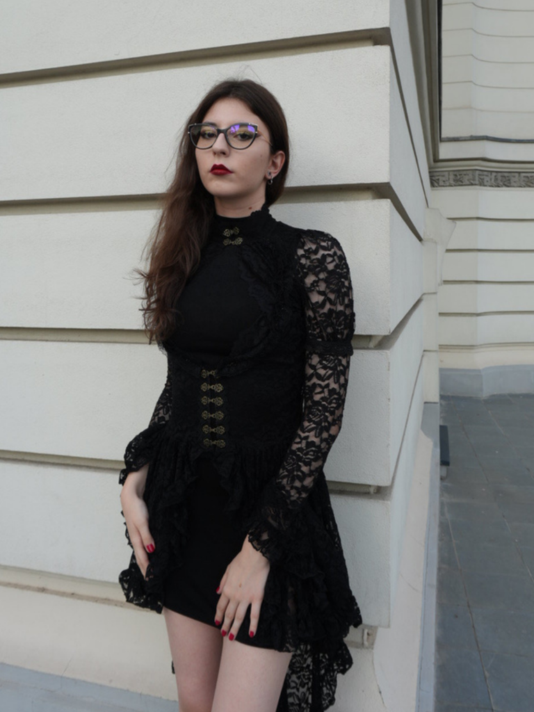 Robe victorienne blanche en dentelle à manches gigot années 1980