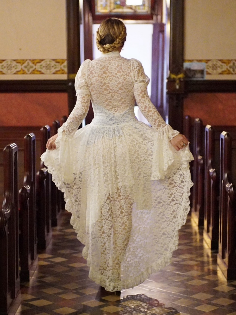Robe victorienne blanche en dentelle à manches gigot des années 1980